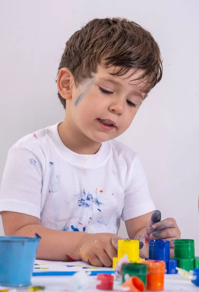 在幼儿园或学前或幼儿园画画 儿童幼儿教育观念 — 图库照片