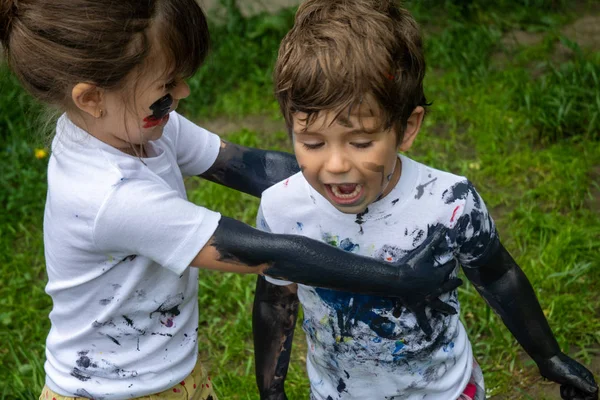 Kinder Die Schlamm Spielen Schmutzige Tücher Ein Unordentliches Gesicht Und — Stockfoto