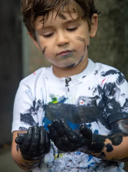 Niño Jugando Barro Ropa Sucia Cara Desordenada Manos Barro Manchas —  Fotos de Stock