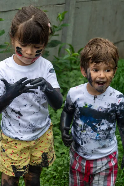 Niños Jugando Barro Tela Sucia Lavado Concepto Lavandería — Foto de Stock