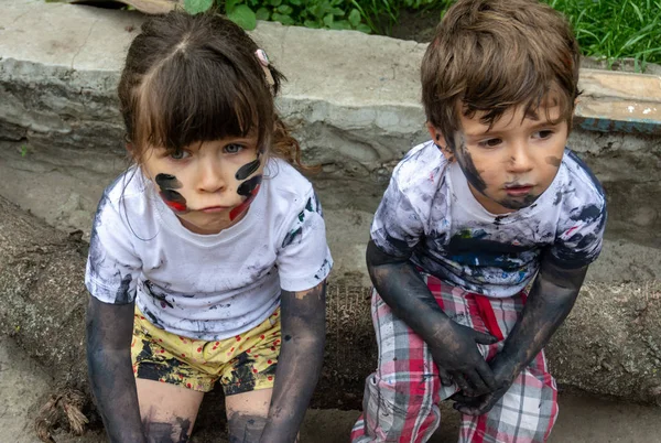 Niños Jugando Barro Ropa Sucia Manos Manchas Ropa — Foto de Stock