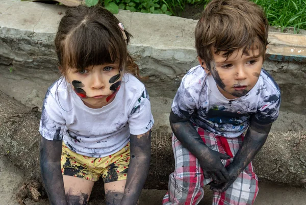 Kinderen Spelen Modder Vuile Kleren Handen Vlekken Kleding — Stockfoto