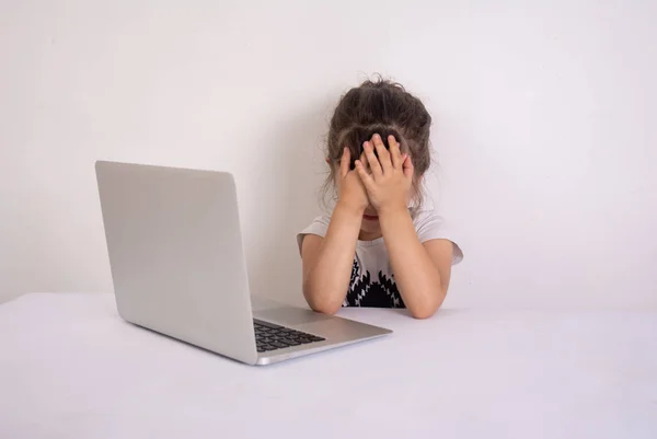 Küçük kız internette sörf yaparken yanlışlıkla uygunsuz içerik izledikten sonra şok ile tepki verir. İnternet güvenliği.