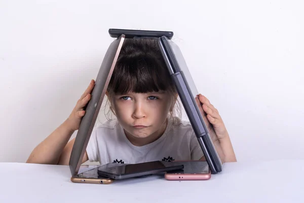 Kleines Mädchen Besessen Von Handys Handy Apps Ignorieren Eltern Und — Stockfoto