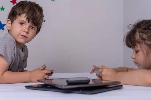 Bambini Che Usano Telefoni Dipendenti Dispositivi Gadget Dipendenza Abuso Internet — Foto Stock