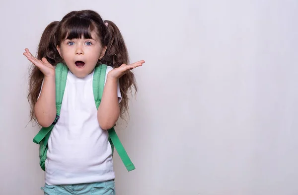 Sorprendida Niña Escuela Años Con Bolsa Verde Prepara Escuela Por — Foto de Stock