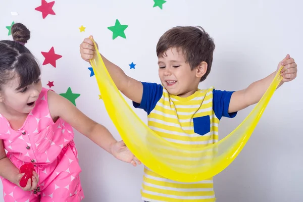 Ragazzo Che Gioca Gioco Fatto Mano Chiamato Melma Bambini Giocano — Foto Stock