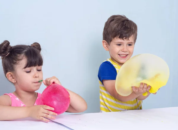 Kinder Blasen Eine Große Blase Aus Rosa Schleim Und Gelbem — Stockfoto
