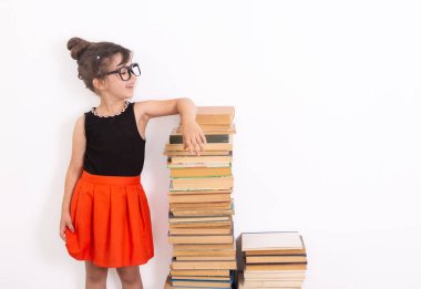 Çocukla birlikte okul geçmişine geri dönelim. Eğitim ve okuma kavramı. Çalışkan çocuk. Reklam metni için alan. Beyaz duvar