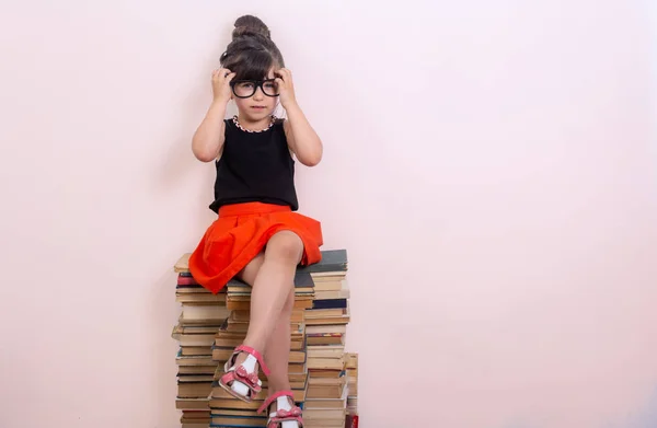 Zurück Die Schule Glückliches Nettes Fleißiges Kind Mit Brille Konzept — Stockfoto