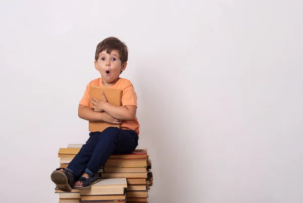 Здивована Мила Дитина Читає Книгу Тримаючи Рот Широко Відкритим Маленька — стокове фото