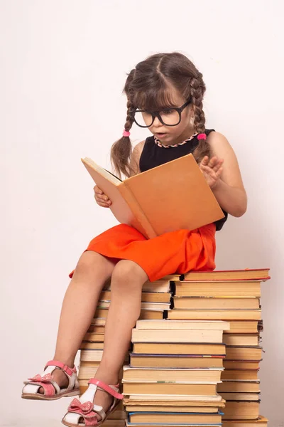Забавна Дівчинка Окулярах Читає Книжки Діти Мрії Розвиток Ізольовані Рожевому — стокове фото