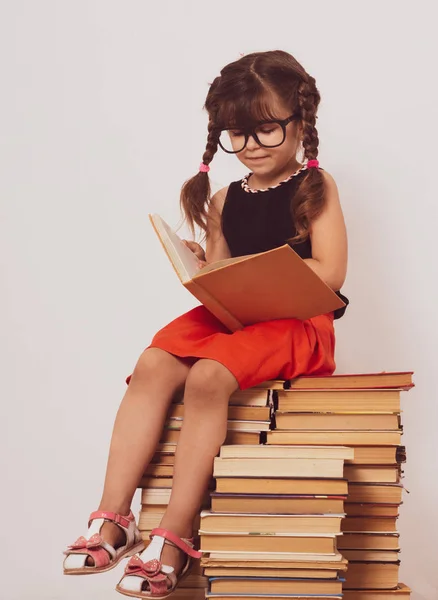 Щаслива Смішна Дівчинка Окулярах Читає Книгу Бібліотеці Знання Розвиток Освіта — стокове фото
