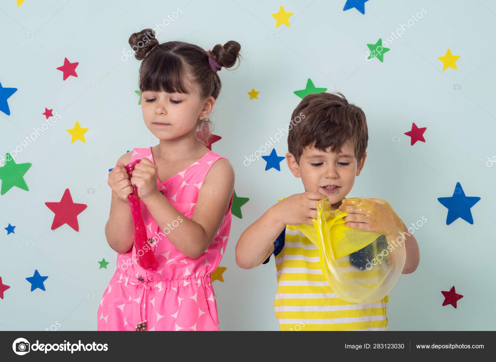 Les Enfants Jouent Avec Boue Gomme Main Extensible Fille Garçon image libre  de droit par textandphoto © #283123030