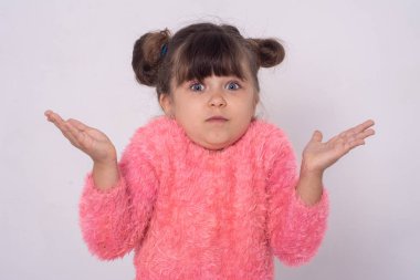Bilmiyorum. Küçük çocuk gri arka planda izole bir kayıp olmak, kol ve elleriyle çaresiz jest gösteren. Ağzı ne yapacağını bilmiyormuş gibi kavisli