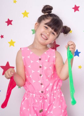 Slime ile sevimli komik çocuk oynamak. Çocuk sıkmak ve streç oyuncak Slime.