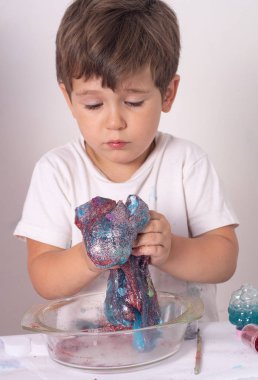 Diy balçık. Çocuk evde balçık yapmak. 