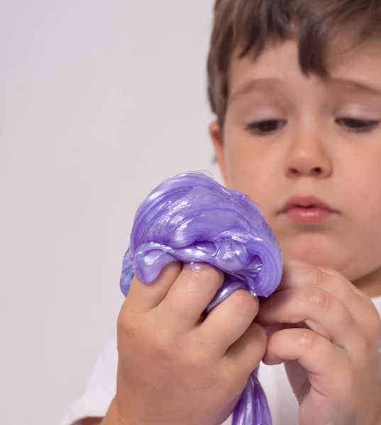 Garçon Jouant Un Jouet Fait à La Main Appelé Slime Enfant Jouer