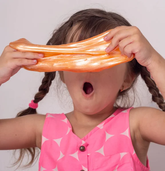 Massa Viscosa Com Brilho Dourado Kid Jogar Com Lodo Laranja — Fotografia de Stock