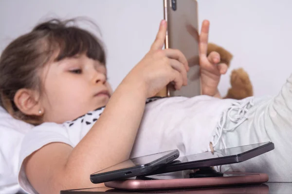 Miúdo Usar Demais Smartphone Vício Surf Internet Obsessão Criança Segurando — Fotografia de Stock