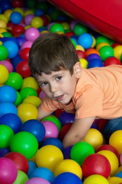 Çocuk top çukurunda oynuyor. Anaokulu veya okul öncesi oyun odası. Sevimli çocuk kapalı oyun alanı. Çocuklar için topları Havuzu. Aktif anaokulu için Doğum günü partisi.