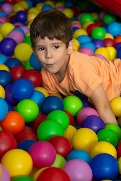 Enfant Jouant Avec Des Balles Colorées Dans Piscine Balle Terrain — Photo