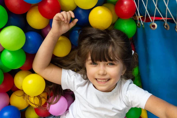 遊び場のボールプールでカラフルなボールで遊ぶ子供 小さな子供のための活動のおもちゃ 子供の遊園地や屋内プレイセンターで誕生日パーティーにボールピットで楽しむ子供の幸せ感情 — ストック写真