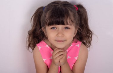 Güzel çocuğun yatay portresi avuç içi bir arada tutar, memnun ifade etti. Yardım çocuk ifadesi.  