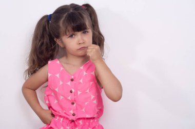 Beyaz arka planda izole kızgın ve üzgün küçük kız portresi. Duygusal çocuk.