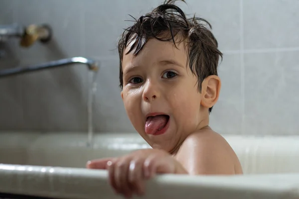 可爱的蹒跚学步的男孩在浴缸里玩耍 快乐的孩子微笑着看着相机 幼儿的卫生和护理 — 图库照片