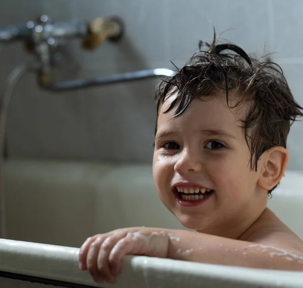 Dulce Niño Jugando Bañera Niño Feliz Sonriendo Mirando Cámara Higiene —  Fotos de Stock