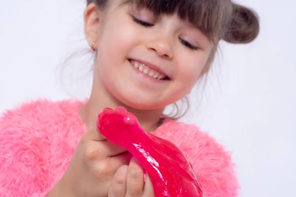 Kid Girl Squeeze Alongamento Brinquedo Lodo — Fotografia de Stock