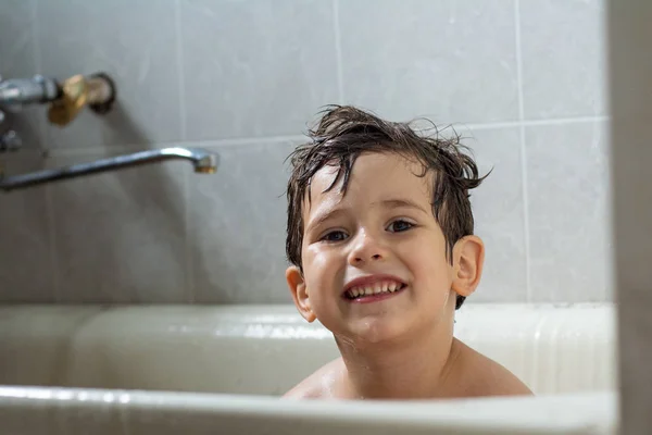 Chico Está Bañando Niño Baño —  Fotos de Stock