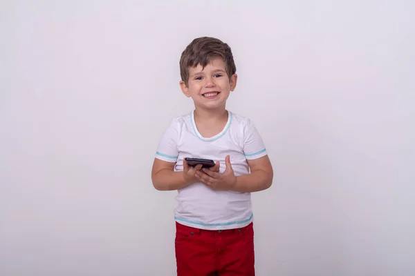 かわいい幸せな幼児は スマートフォンを保持しています 4歳の子供 灰色の上に隔離され 広告テキストのためのスペース 現代技術 — ストック写真