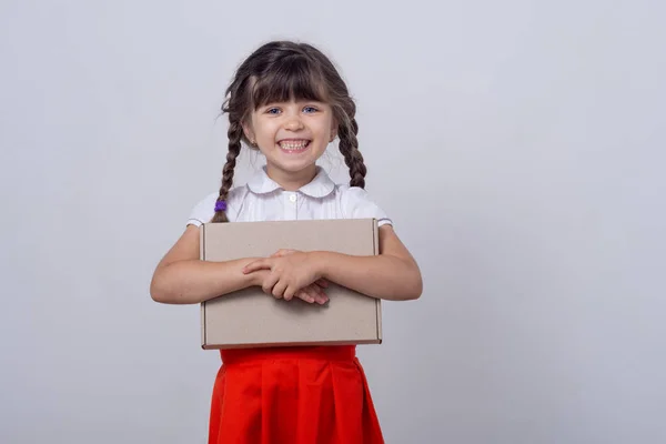 Joven Consumidor Sonriente Con Caja Cartón Recibe Paquete Postal Feliz — Foto de Stock