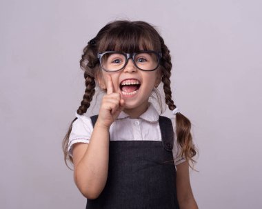 Wow yüz ifadesi ile heyecanlı kız. Kız etkilendim ve şaşırtıcı bir şey ile şaşırttı. 