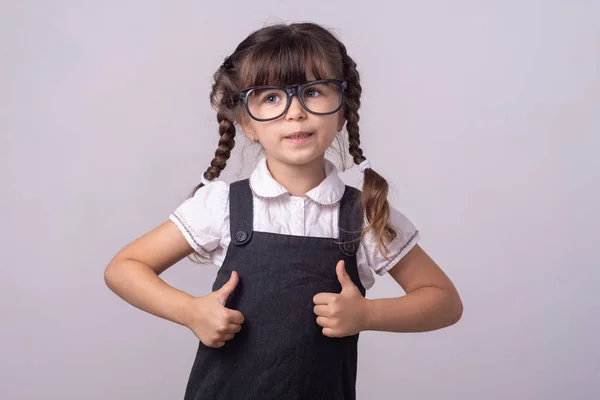 天才小さな子供は灰色の背景に明るいアイデアを得た 天才的なアイデアを持つ小さな女の子 幸せな子供の天才やワンダーキンド — ストック写真