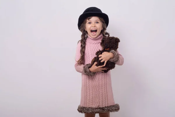 Überraschte Mädchen Mit Teddybär Kind Mit Retro Hut Und Vintage — Stockfoto