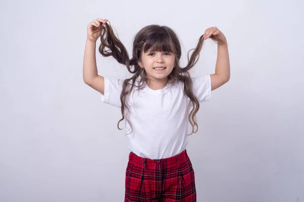 Portrét Šťastné Let Staré Děvčátko Úsměvem Bílém Pozadí Kudrnaté Vlasy — Stock fotografie