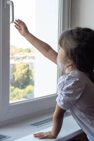 Kid Megpróbálja Megnyitni Ablakot Húzza Fogantyút Gyermekbiztonsági Ablak Szűkítõk Főablakban — Stock Fotó