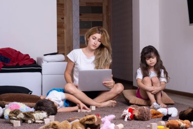 Annem evde çalışıyor. Kanepedeki üzgün çocuklar. Meşgul ebeveyn. Sorun çözme. Aile İlişkisi. 