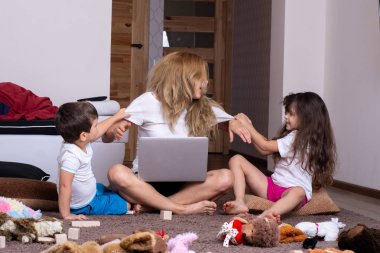 Annem evde çalışıyor. Kanepedeki üzgün çocuklar. Meşgul ebeveyn. Sorun çözme. Aile İlişkisi. 