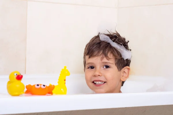 Hygiene Für Säugling Und Baby Kind Spielt Heimischen Badezimmer Mit — Stockfoto