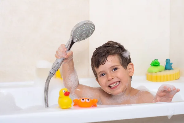 婴幼儿的卫生 孩子们在家里的浴室里玩肥皂泡沫 泡泡浴中的橡胶鸭 — 图库照片