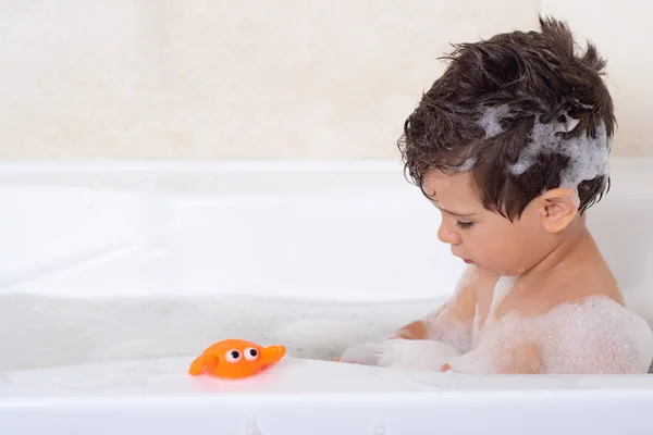 婴幼儿的卫生 孩子们在家里的浴室里玩肥皂泡沫 泡泡浴中的橡胶鸭 — 图库照片