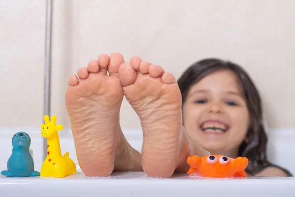 Babywas Het Bad Kleine Meisjes Voeten Badkuip Badtijd — Stockfoto