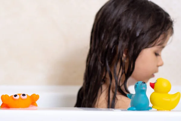 孩子在泡泡浴 孩子们在浴缸里洗澡 小女孩在玩水 泡泡浴中的橡胶鸭 — 图库照片