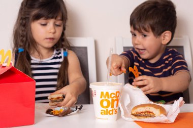 Ukrayna, Kyiv - 5 Ekim 2019: McDonald 's restoranından gülümseyen kız ve çocuk