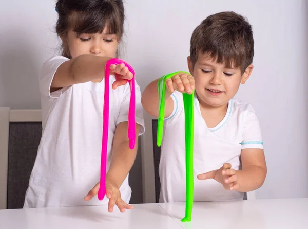 Niños jugando con slime new arrivals