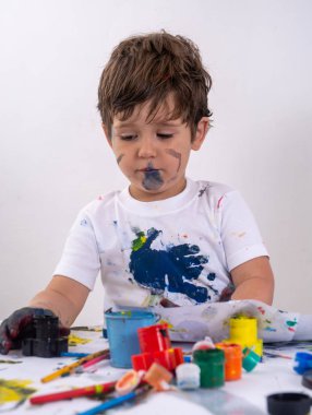 Çocuklar için sanat ve el sanatları. Parmak boyalarıyla resim yapan çocuk..
